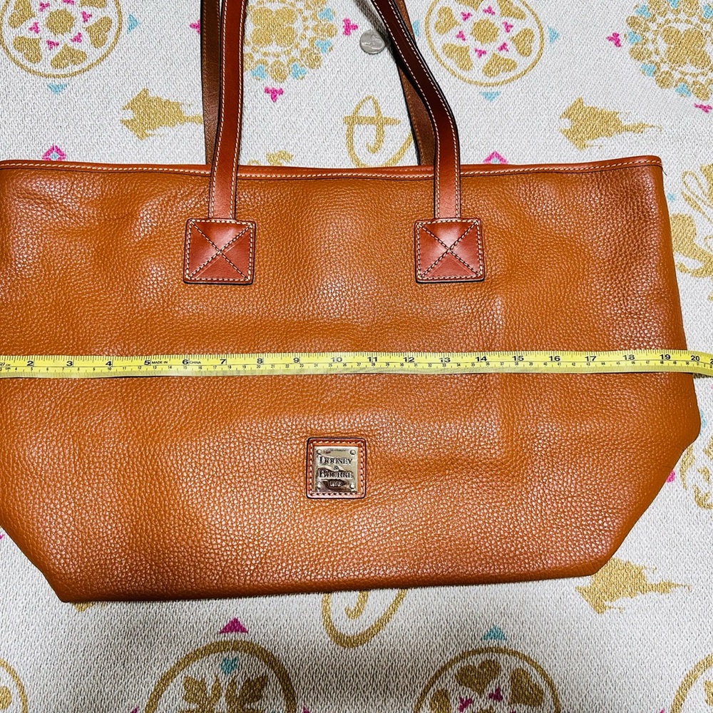 Beautiful Dooney & Bourke tote handbag